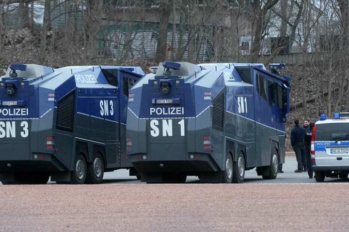 Auf dem Hartmannplatz standen zwei Wasserwerfer parat.