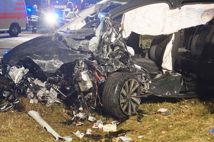 Der Fahrer des Audi A6 verletzte sich bei dem Frontalzusammenstoß so schwer, dass er noch an der Unfallstelle verstarb.