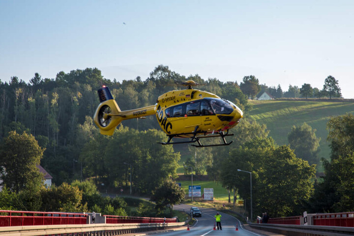 Der Rettungshubschrauber brachte den Motorradfahrer ins Krankenhaus.