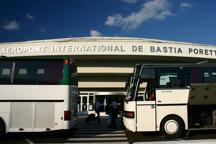 Der Betrieb am Flughafen von Bastia ging unterdessen weiter.