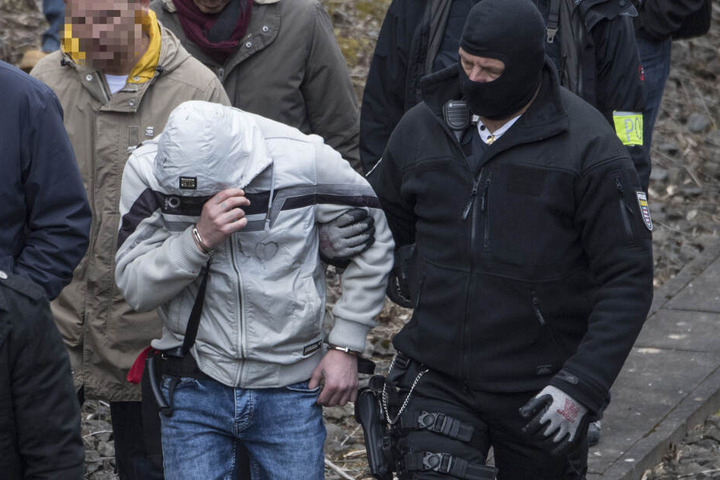Im März 2019 kehrte Bashar (graue Jacke) im Rahmen eines Ortstermin an den Ort zurück, an dem er die 14-jährige Susanna ermordete.