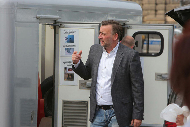 Lutz Bachmann ist bereits am Theaterplatz vor Ort.