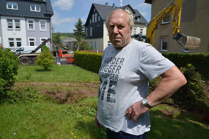 "Als es knallte, saß ich aufrecht im Bett": Norbert Müller (67) im demolierten Garten.