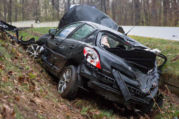 Der Fahrer musste verletzt in ein Krankenhaus gebracht werden.