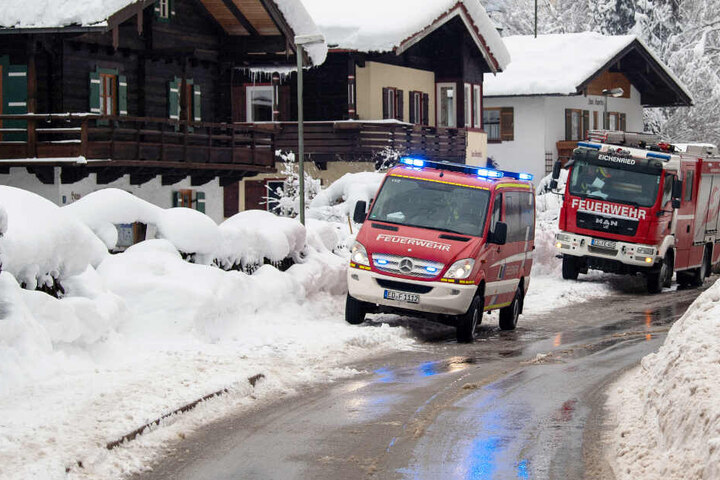 Die Einsatzkräfte der Feuerwehr und Polizei sind in Teilen Bayerns im Dauereinsatz. (Symbolbild)