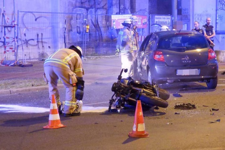 Auf der Gürtelstraße knallte der Biker in die Fahrertür des Renault Clios.