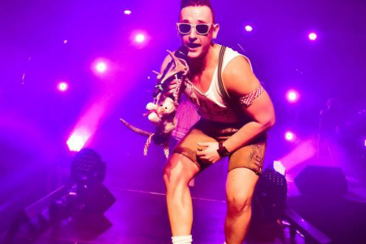 Gute Laune pur: In Crottendorf singt Kevin (23) das Faschingsmedley ein. Seit
18 Monaten ist das Double doppelt happy - weil verliebt.