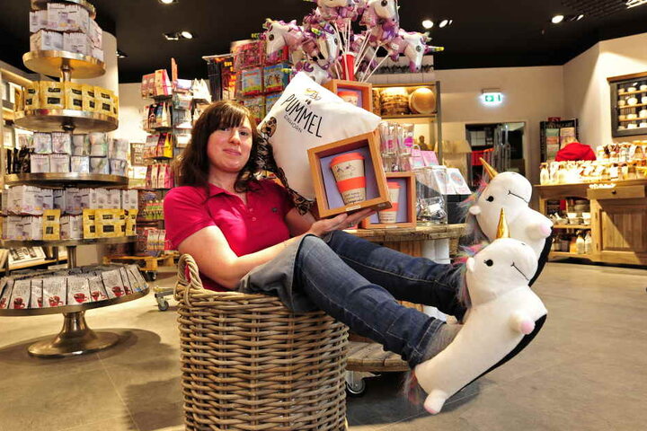 "Nanu Nana"-Verkäuferin Irina Nezhyvenko (37) kuschelt sich mit ihren
Kaffeebechern in Einhorn-Schuhe und -Kissen.