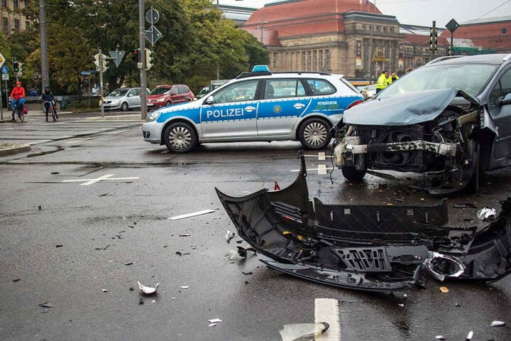 Durch herumliegende Fahrzeugteile war die Kreuzung fast komplett blockiert.