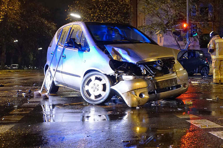 Der Unfallversacher entfernte sich vom Unfallort und ließ seinen Totalschaden und einen Verletzten zurück.