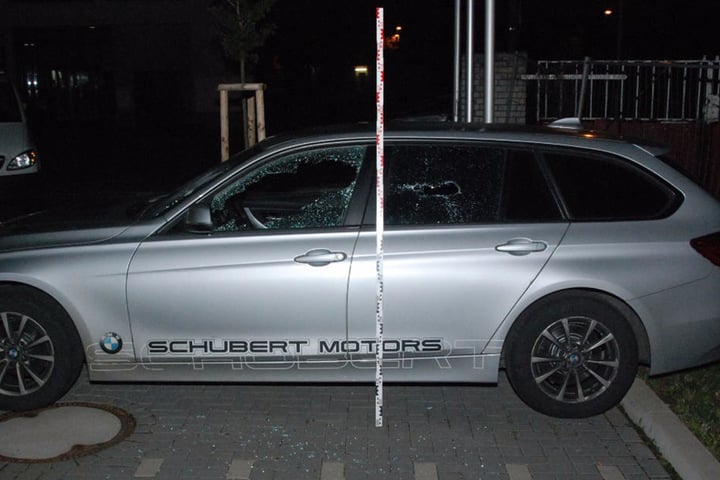 Auch zwei Autos, die neben dem Gebäude standen, wurden von den Angreifern aufs Korn genommen.