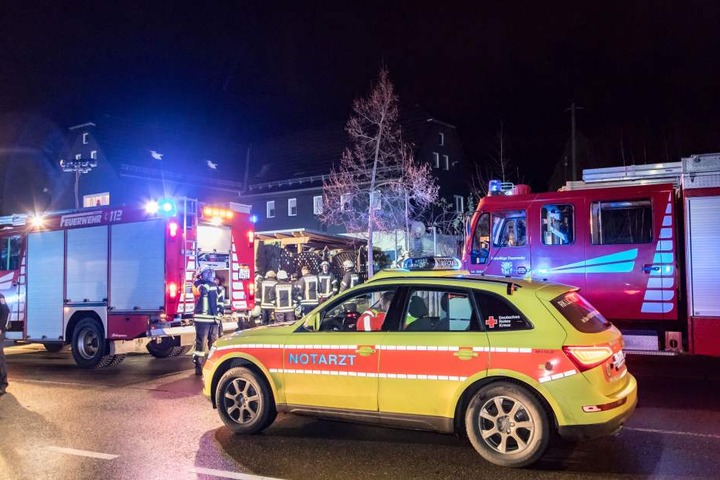 Der Rettungsdienst kümmerte sich um die beiden Bewohner.