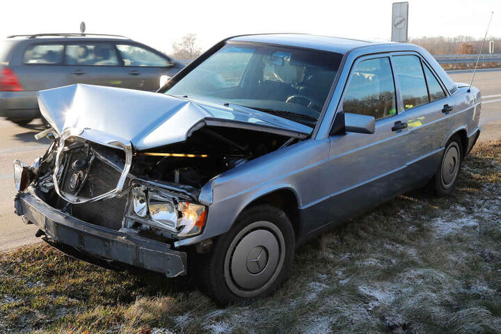 Der Mercedes geriet auf der A4 ins Schleudern und knallte in die Leitplanke.
