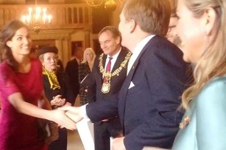 Sie durfte ihrem König sogar die Hand schütteln.