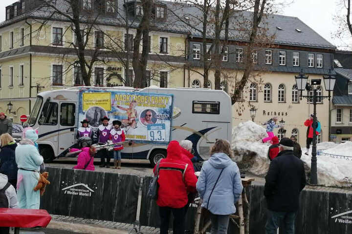 Beim Faschingsumzug parkte ein Werbe-Wohnmobil mitten auf dem Marktplatz