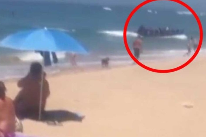 Das Schlauchboot (Kreis) landete Ende Juli 2018 am Strand von Cadiz.