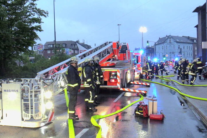 Während des Feuerwehreinsatzes kam es im Umfeld zu massiven Verkehrseinschränkungen.