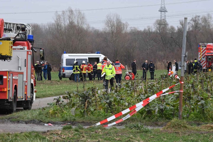 Die Einsatzkräfte waren mit einem Großaufgebot vor Ort nahe Oberhausen-Rheinhausen.