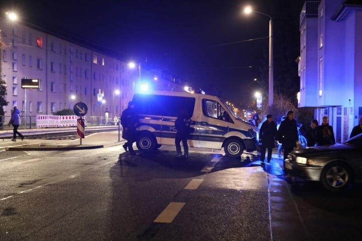 Die Einsatzkräfte kontrollieren Straßenzug für Straßenzug, ob sich noch Anwohner in ihren Häusern aufhalten.