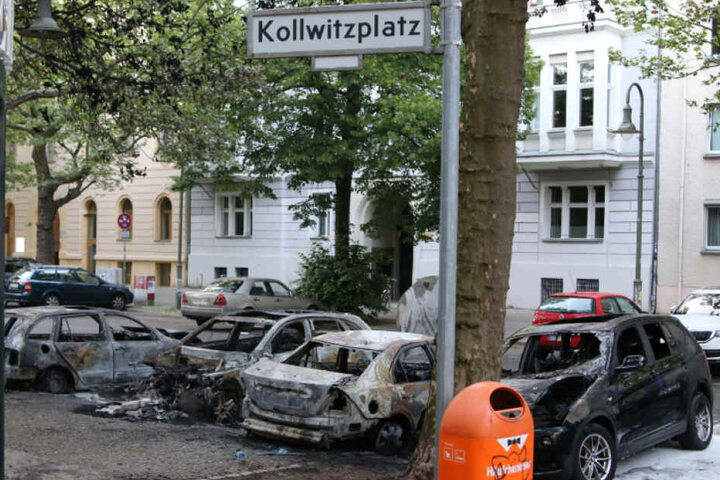 Auch diese Autos konnte die Feuerwehr nicht mehr retten.