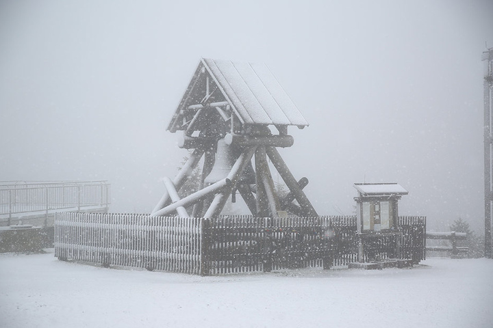 Der Fichtelberg war mit einer leichten Schneeschicht bedeckt.