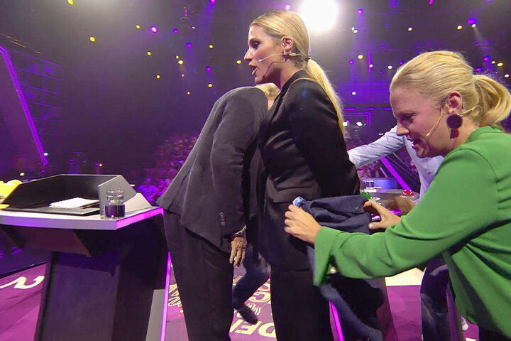 Ups, Hose gerissen: Moderatorin Barbara Schöneberger deckt das Malheur erst einmal mit Möhrings Jackett ab.