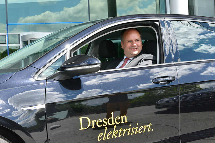 Natürlich im e-Golf: Dresdens Oberbürgermeister Dirk Hilbert (46, FDP) will jetzt erneut nach Berlin düsen, damit das Verkehrsministerium endlich die Fördergelder frei gibt.