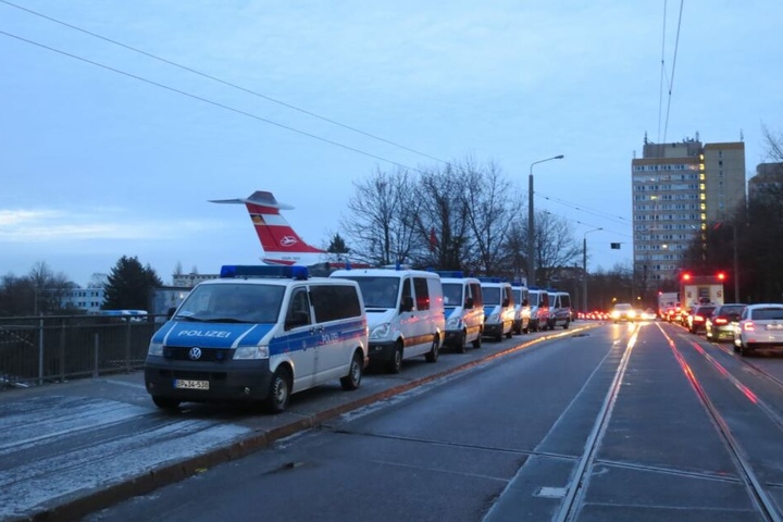 Grundlage der polizeilichen Maßnahme sind staatsanwaltschaftliche Ermittlungen wegen des Verdachts des Hausfriedensbruchs.