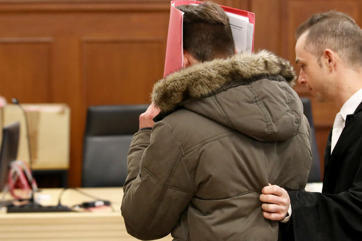 Beiden Angeklagten drohen im Zuge der ihnen vorgeworfenen Taten ernsthafte Konsequenzen.