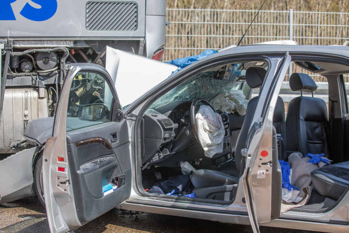 Der Fahrer und seine Beifahrerin wurden lebensgefährlich verletzt und mussten in ein Krankenhaus geflogen werden.