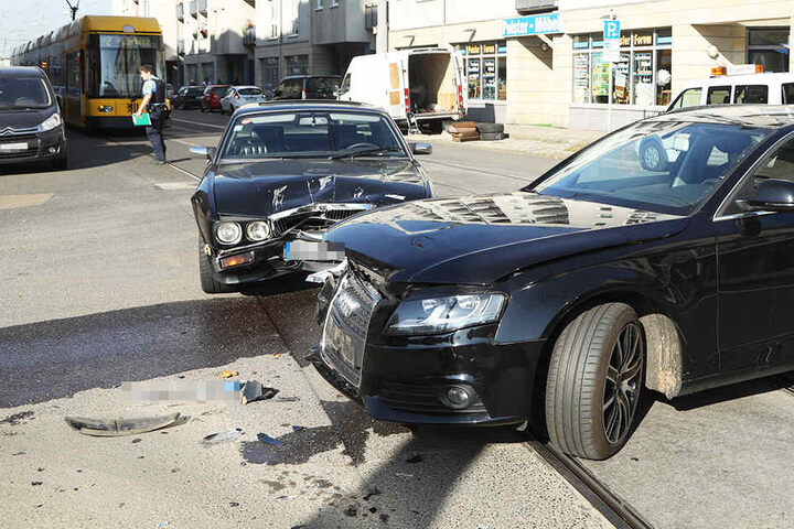 Bei dem Crash stießen der Jaguar und der Audi direkt auf den Bahnschienen zusammen.