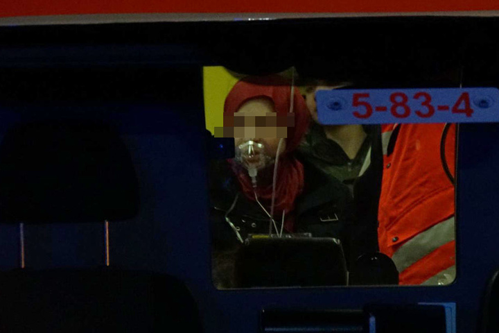Eine Hausbewohnerin musste nach ihrer Rettung beatmet werden.