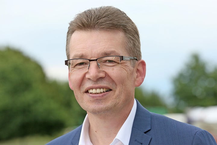 Reinhard de Vries (56), Geschäftsführer Technik & Logistik, freut sich über den Baubeginn.