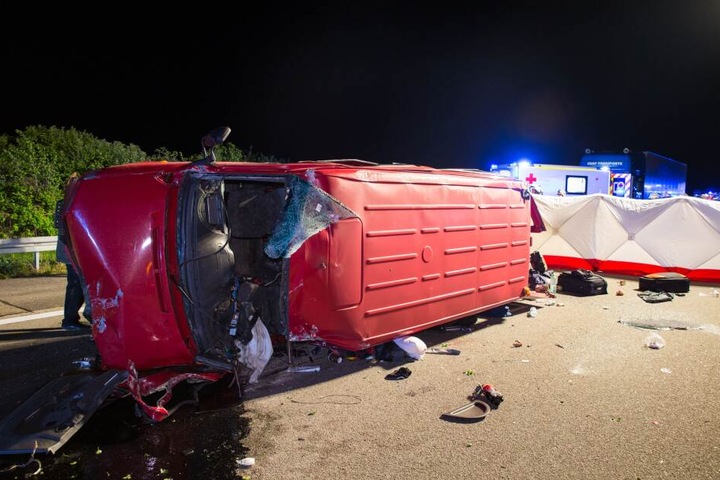 Eine Frau wurde aus dem Kleinbus geschleudert und starb.