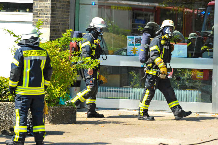 Unter Atemschutz betraten die Feuerwehrmänner das Gebäude