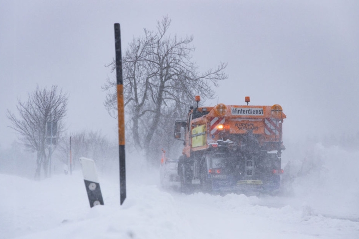 Der Winterdienst ist im Dauereinsatz.