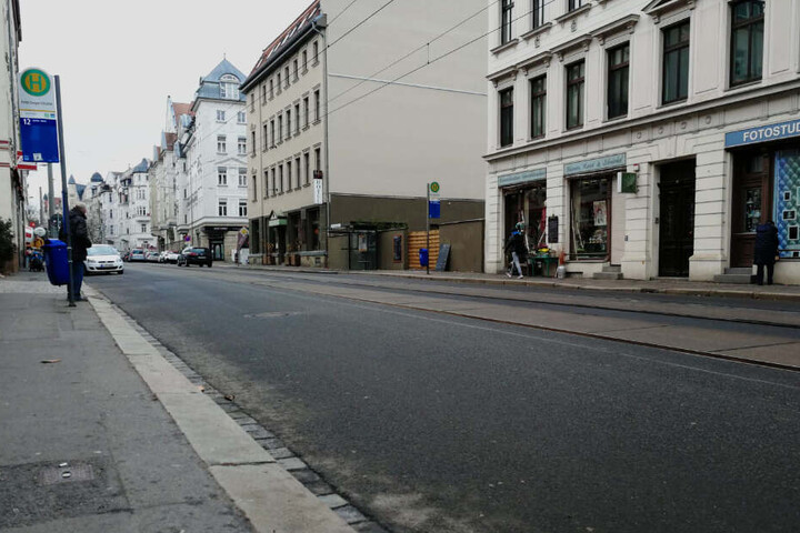 In der Nähe der LVB-Haltestelle "Fritz-Seger-Straße" wurde die junge Frau von einem Ford Focus erfasst und gegen einen weiteren Pkw geschleudert.