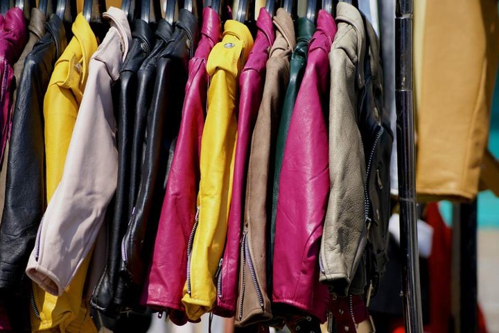 Ein Flohmarkt - fast nur für Mädels - in den Hallen des Brückenforums in Bonn.