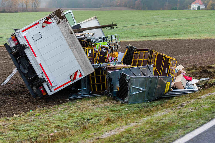 Wegen Glätte kam der Fahrer von der Fahrbahn ab.