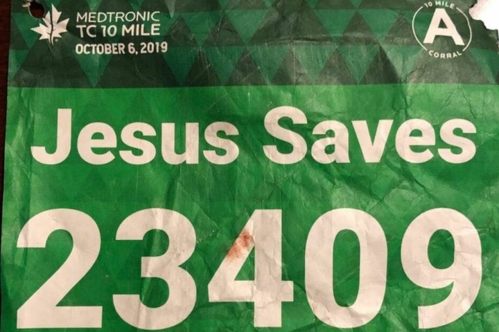 Statt seines Namens ließ sich Tyler Moon "Jesus Saves" über die Laufnummer drucken.