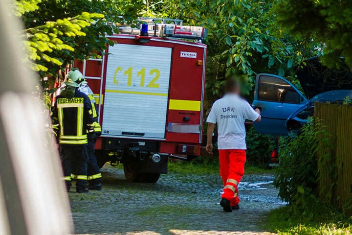 Bei ihrem Eintreffen fanden die Rettungskräfte zwei verletzte Personen und den brennenden Wagen vor. Wie es zu dem Autobrand kommen konnte, ist noch unklar.