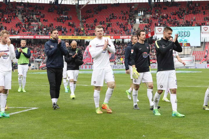 Die Spieler des FCE direkt nach der Niederlage in Nürnberg.