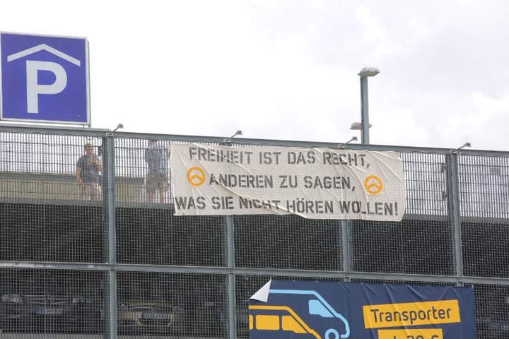 Die Identitäre Bewegung hat am Parkhaus Mitte ein Banner gehisst.