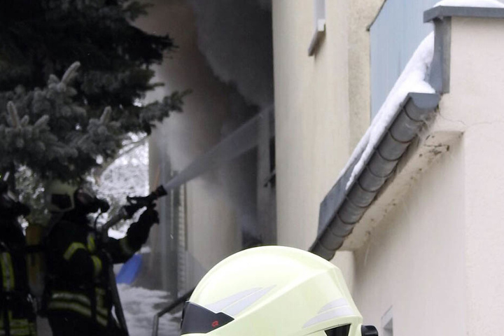 Immerhin gelang es den Kameraden, das Übergreifen der Flammen auf das angrenzende Wohnhaus zu verhindern.
