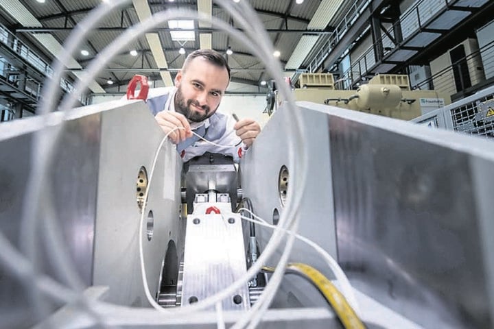 Robin Kurth (28) nimmt Sensoreinstellungen an einem Gleitlagerprüfstand vor. Er arbeitet jetzt am Fraunhofer-Institut IWU in Chemnitz.