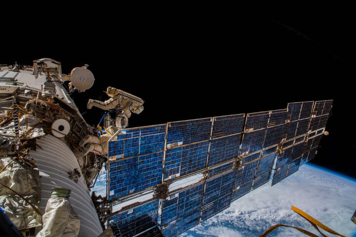 Kosmonauten bringen eine Antenne an der Raumstation ISS an, die für das Icarus-Projekt benötigt wird.