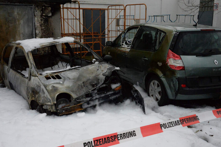 Das Feuer im Renault Twingo war so stark, dass der Renault Scenic stark beschädigt wurde.