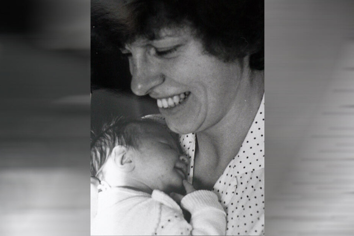 Als andere feierten, freute sich Beate Tasler (heute 59) über die Geburt ihrer Tochter im Krankenhaus Friedrichstadt.