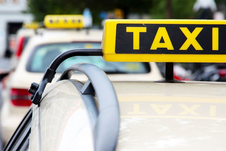 Der Taxifahrer ignorierte das Einbahnstraßen-Schild und krachte gegen ein Geländer. (Symbolbild)