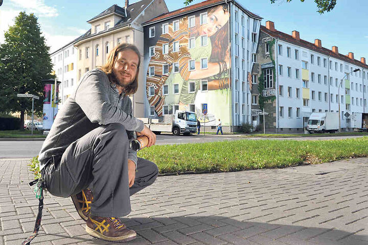 Es geht aber auch anders in der Stadt:
Guido Günther verschönerte zusammen
mit anderen Künstlern mit einem Graffito
ein Haus in der Gustav-Freytag-Straße.
